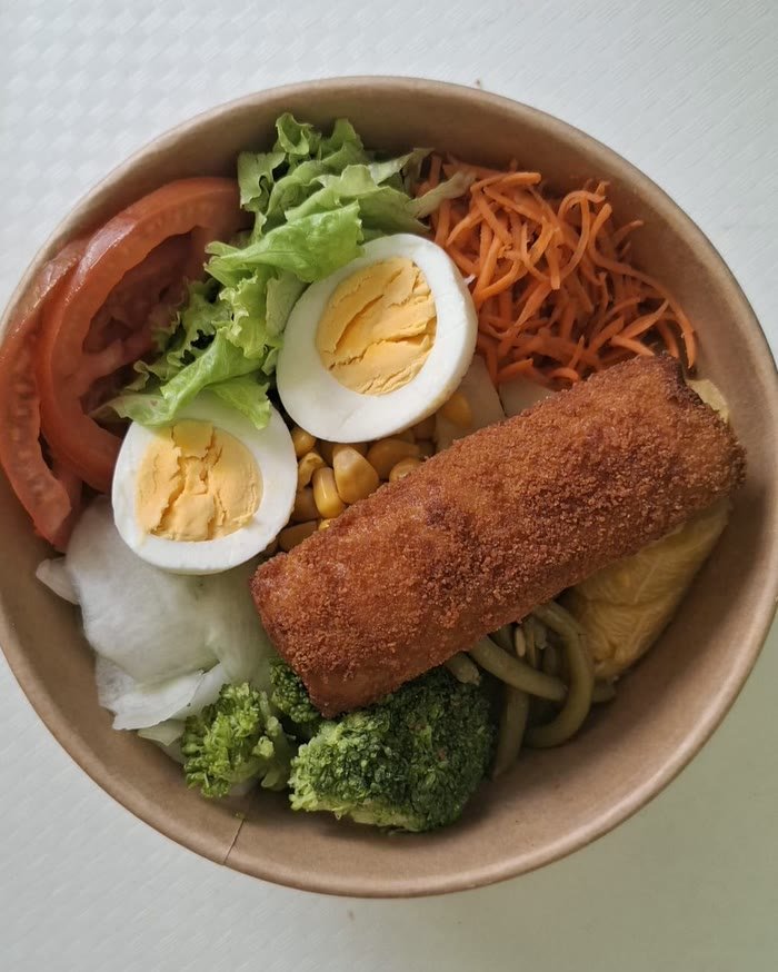 Barquette de salade composée prête à être livrée