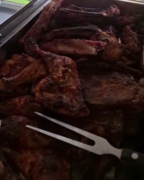 Grillades et côtes de porc dans la vitrine chaude du restaurant