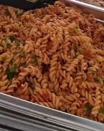 Pâtes créoles aux légumes servies en bac dans la vitrine