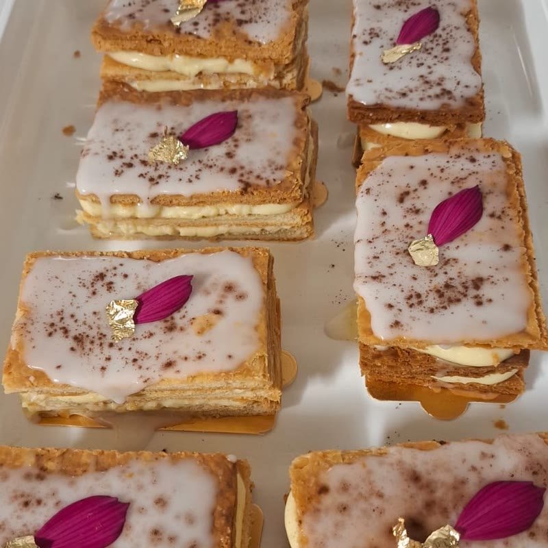 Millefeuilles à la vanille glacés, décorés d'un pétale et d'une feuille d'or