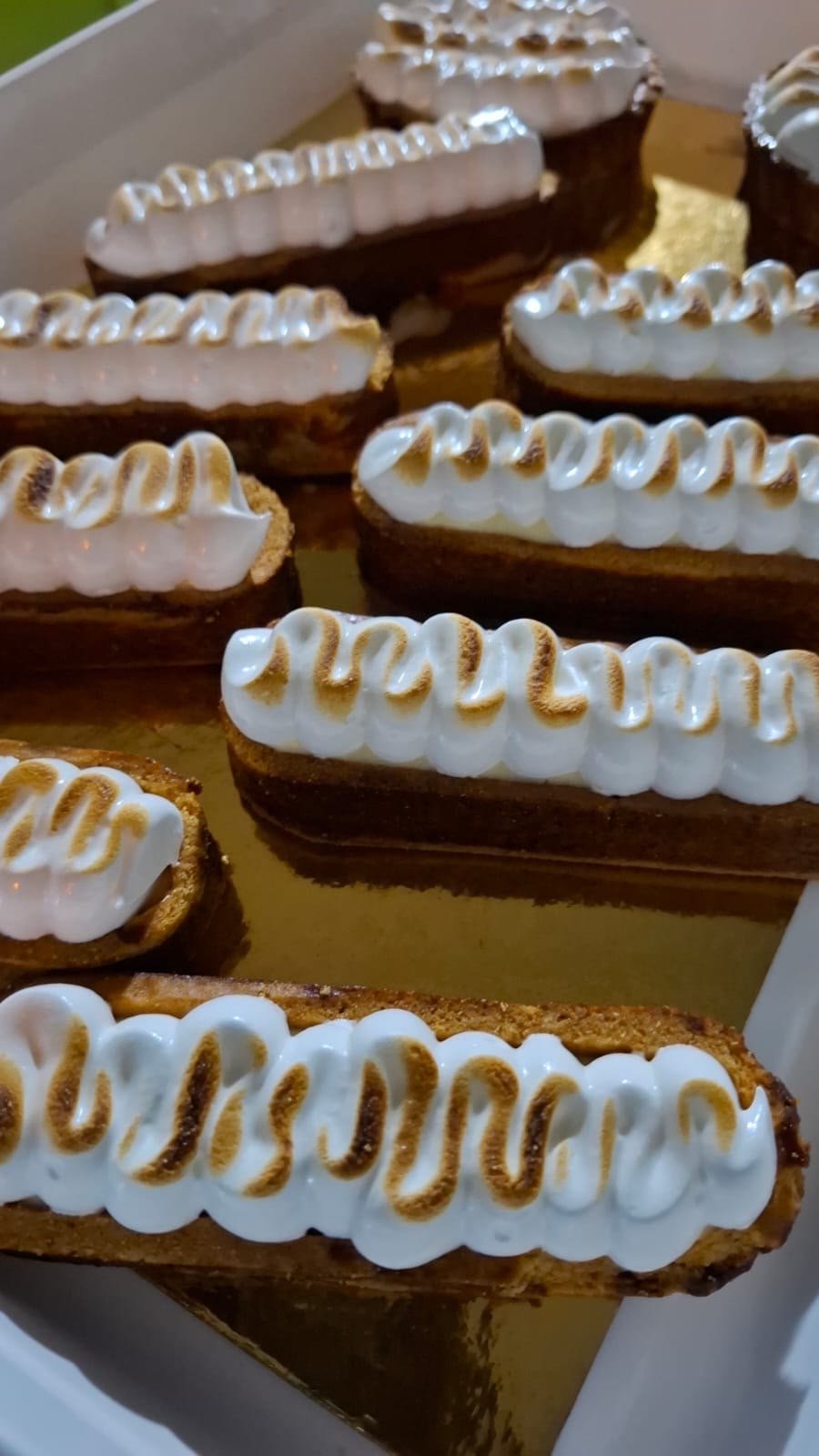 Tartelettes meringuées dorées préparées sur commande
