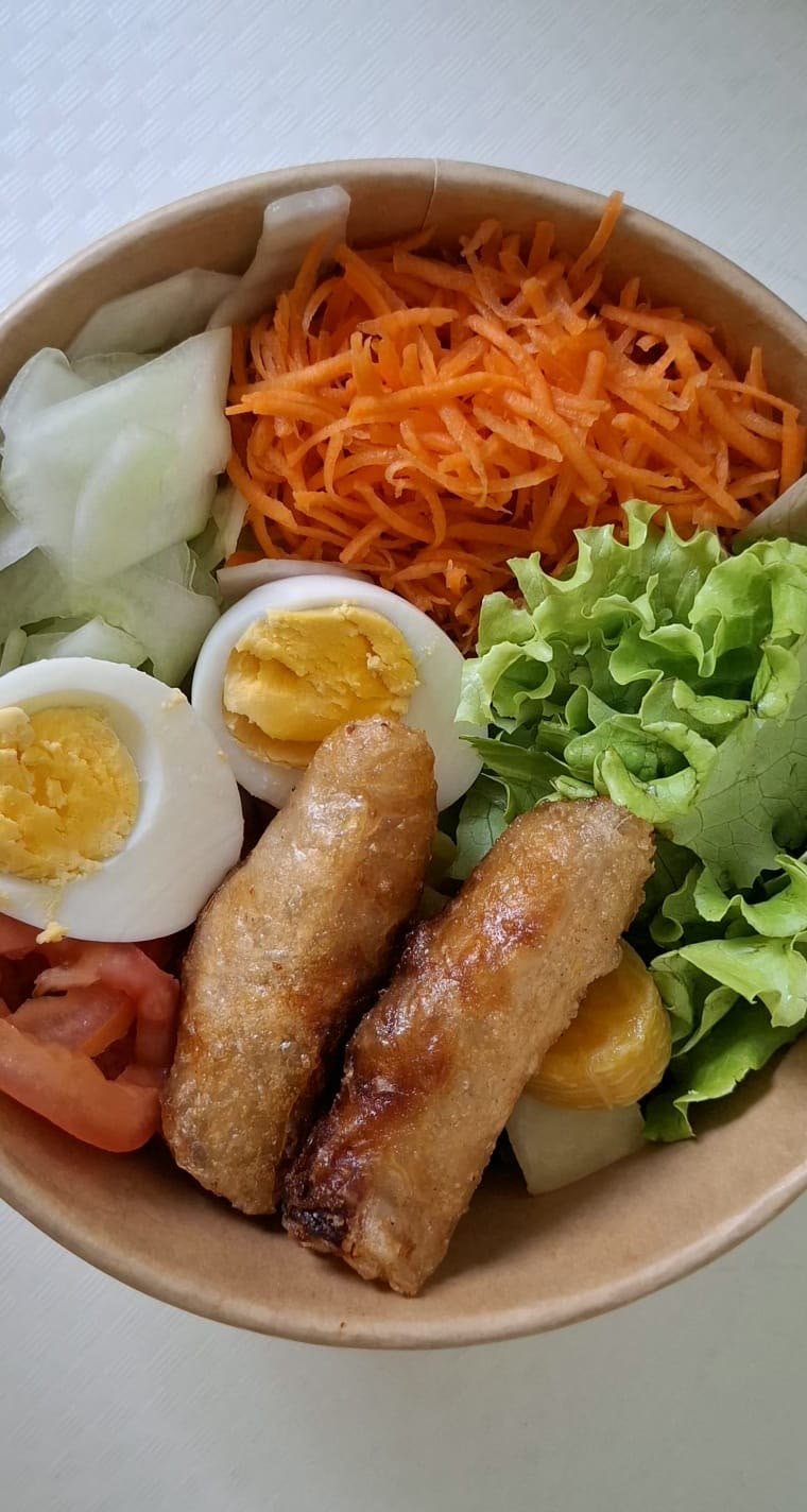 Assiette de poisson frit aux oignons servie avec du riz créole et des accras