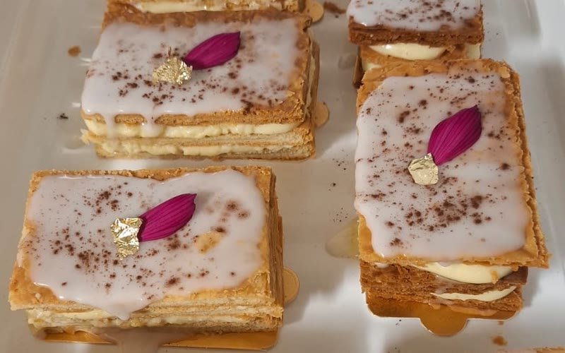 Millefeuilles vanille glacés sur un plateau