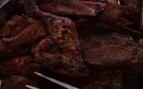 Grillades et côtes de porc dans la vitrine chaude
